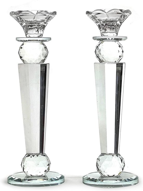 Twee kristallen kandelaars met een taps toelopende stam en decoratieve kristallen bollen.