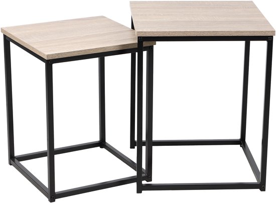 Deux tables d'appoint carrées gigognes avec plateau en bois brun clair et cadre en métal noir.