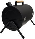 Zwarte, cilindervormige draagbare BBQ van Wolff BBQ, van de zijkant gezien, met houten handvat en zwarte pootjes.