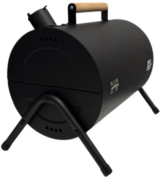 Zwarte, cilindervormige draagbare BBQ van Wolff BBQ, van de zijkant gezien, met houten handvat en zwarte pootjes.