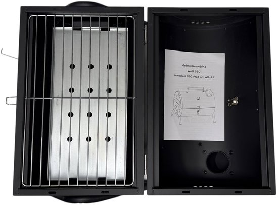 Zwarte draagbare BBQ van Wolff BBQ, opengeklapt met grillrooster aan de linkerkant en een handleiding aan de rechterkant.