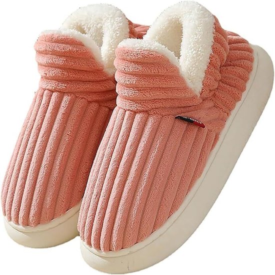 Paire de pantoufles roses côtelées avec doublure blanche en peluche et semelles blanches.