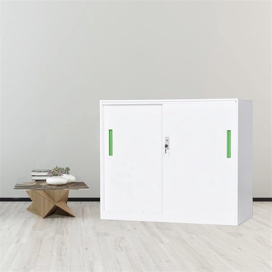 Witte archiefkast met twee schuifdeuren, elk met een groene handgreep en een slot. Staat op een houten vloer.
