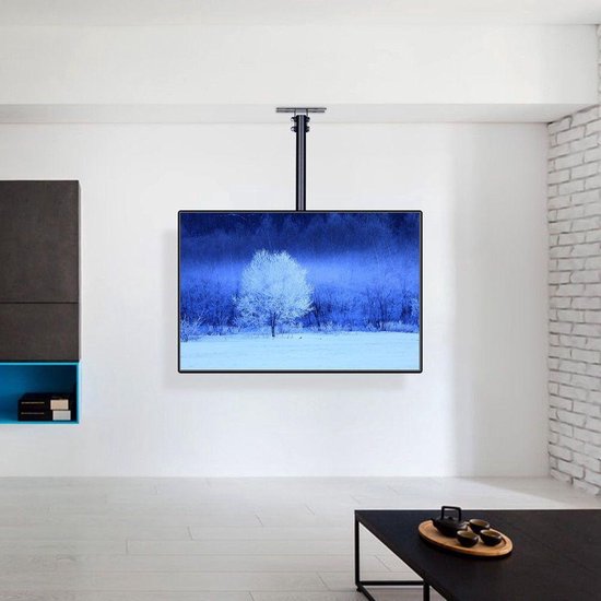 Een 65-inch TV met een winterlandschap op het scherm, hangend aan een zwarte plafondbeugel in een moderne woonkamer.