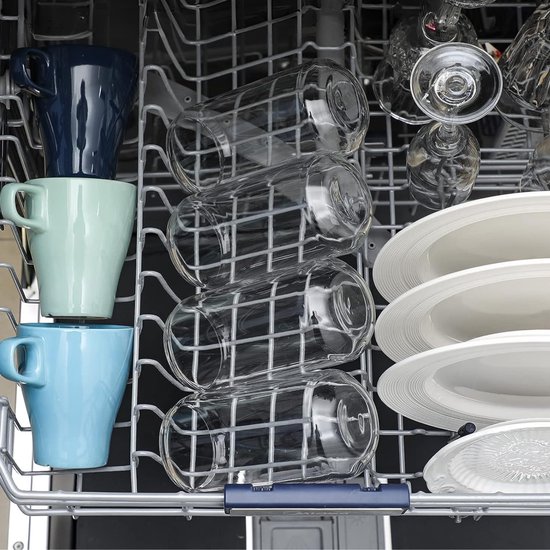 Vaatwasser rek met blauwe mokken, groene mokken en lichtblauwe mokken. Ook transparante glazen en witte borden.