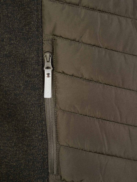 Sluiting met rits en schuifje met logo op een olijfgroene gewatteerde bodywarmer met donkergrijs gebreide zijkanten.