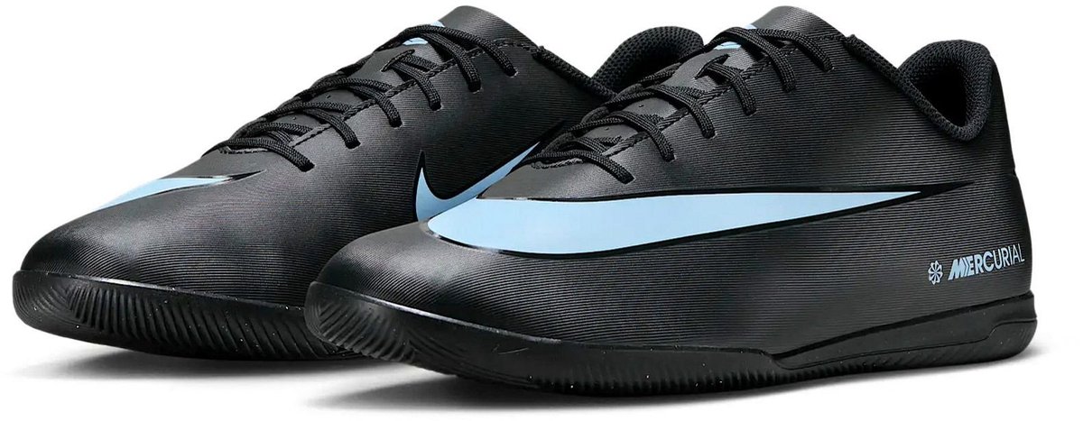 Zwarte Nike Mercurial Vapor 16 Club IC voetbalschoenen met vetersluiting en textuur voor balbeheersing.
