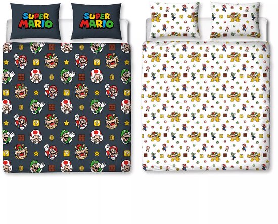 Dubbelzijdig Super Mario dekbedovertrek: één kant met donkerblauwe print van personages, stenen en vraagtekens, de andere met witte print van personages en munten.
