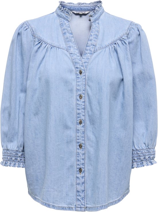 Blouse en jean bleu clair avec un col montant, des manches trois-quarts avec poignets élastiques et une fermeture boutonnée.