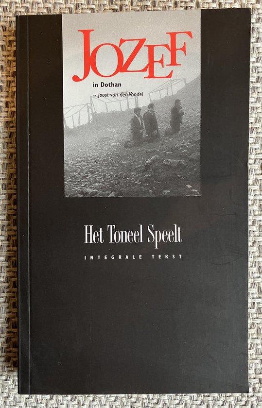 Boek "Jozef in Dothan" met een zwart-witfoto van drie personen, met de tekst "Het Toneel Speelt".