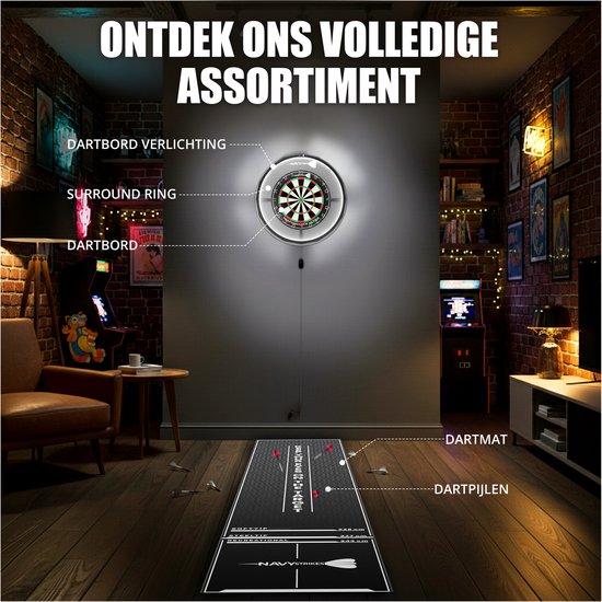 Een dartbord met verlichting, surround ring, dartpijlen en een dartmat.