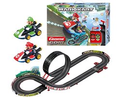 foto van Carrera Go!!! Racebaan - Nintendo Mario Kart Speelgoed - Mario & Luigi - 2 Controllers en 2 Auto's - 4,9 m - 1:43 - 16 onderdelen