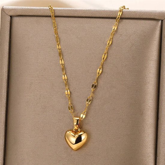 Gouden ketting met een polijst, goudkleurig hartvormig hangertje en een fijne schakelketting.