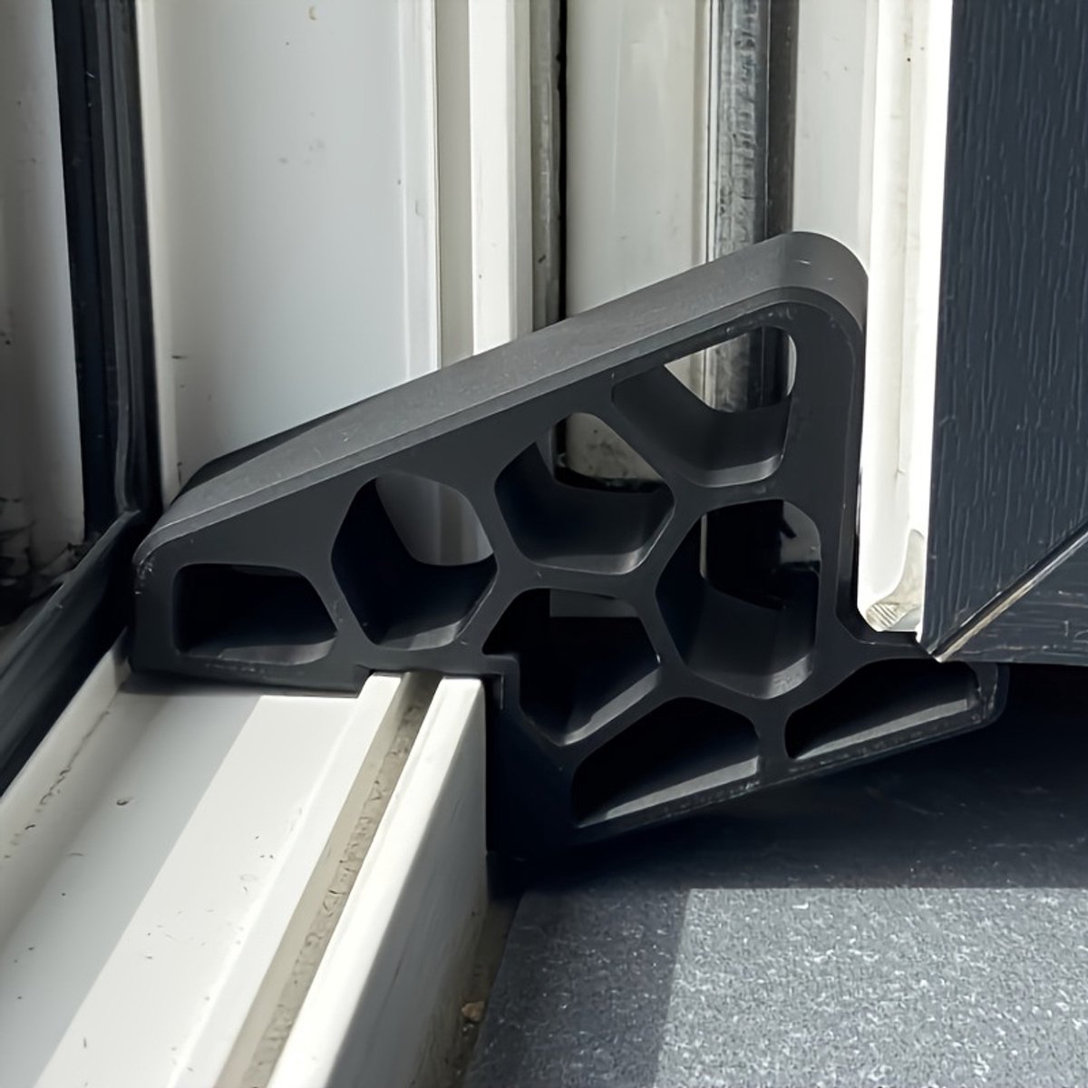Raam Uitzetter - Raamstopper - 4 Stuks - 9,3 × 5,3 × 1.9 CM - Deurstopper - Vensterstopper - Tools Deurstopper - Deur- en Raambevestiging - Raamsluiter - Raamslot - Raambegrenzer - Vensterbegrenzer - Raamvergrendeling - Venstervergrendeling thumbnail 3