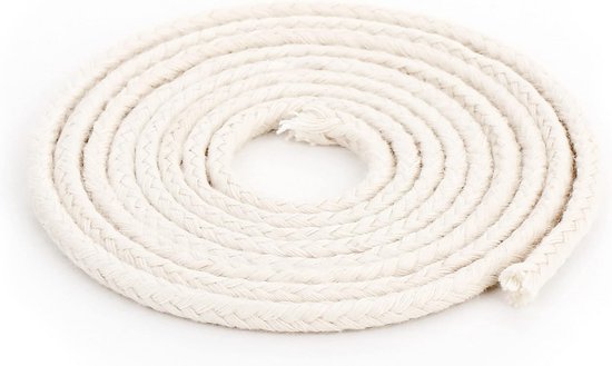 Een opgerolde, dikke, gevlochten katoenen lont van 3 mm breed in een cirkel.