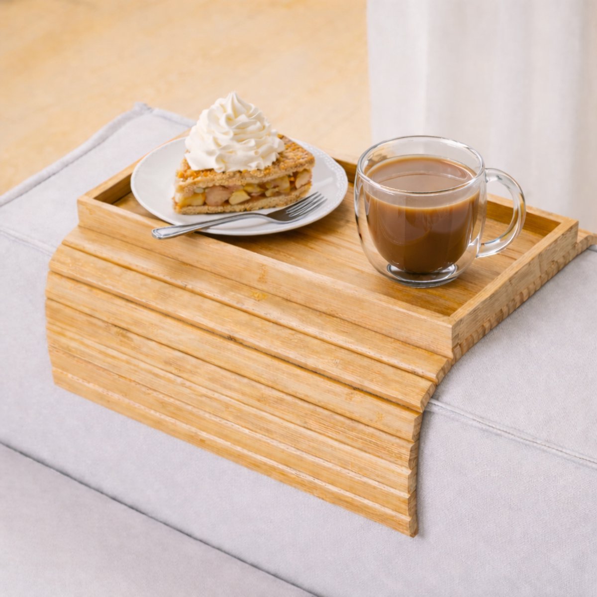 Ultiluxe® Armleuning bank tray - Uitschuifbaar - Houten bank dienblad - Beige - Sofa tafel - Bamboe serveerplank - Opvouwbaar en antislip - Snacks, drankjes, afstandsbediening houder - Universeel
