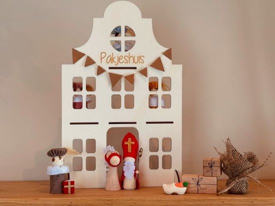 Houten grachtenpand 'Pakjeshuis' met Sinterklaas, Piet, cadeautjes en klomp.