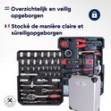 Zilverkleurige gereedschapskoffer geopend, met veel gereedschap en een rolmaat.