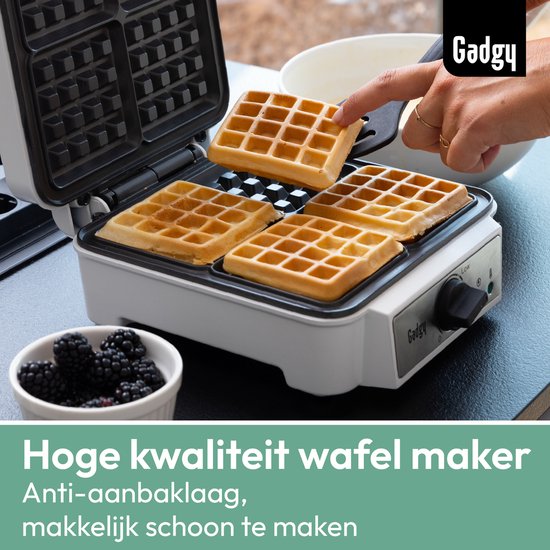 Wafelmaker Gadgy met vier goudbruine wafels, een hand pakt een wafel op met een spatel.