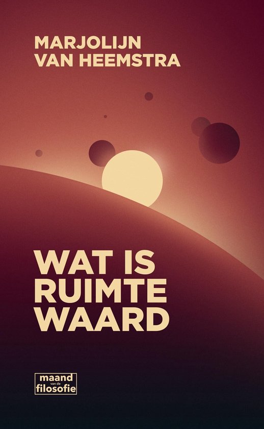 Livre 'Wat is ruimte waard' de Marjolijn van Heemstra, avec un coucher de soleil rouge-orange et des planètes.