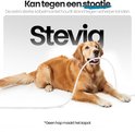 Een golden retriever kauwt op een witte kabel. Tekst: "Kan tegen een stootje".