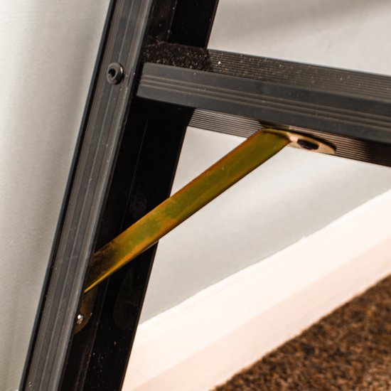 Gouden steunbalk van een zwart aluminium werkplatform.