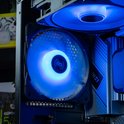 Een helderblauwe ventilator met hexagonale patronen in een gaming pc.