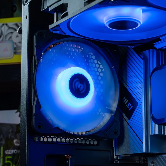 Een helderblauwe ventilator met hexagonale patronen in een gaming pc.