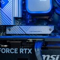 Close-up van een 'LIGHTNING GEN 4' SSD-koellichaam in een gaming pc, met 'GEFORCE RTX' erop.