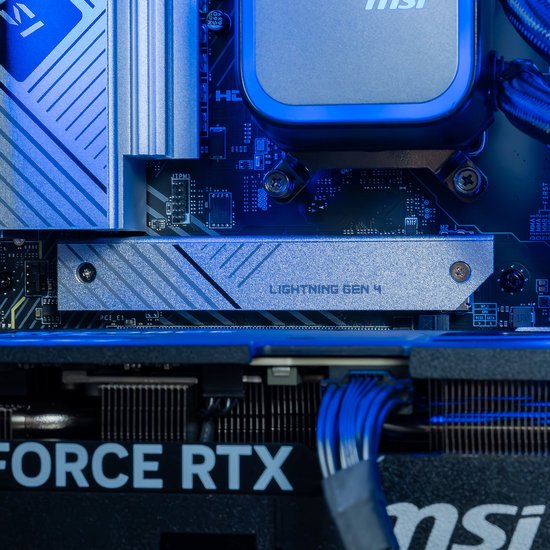 Close-up van een 'LIGHTNING GEN 4' SSD-koellichaam in een gaming pc, met 'GEFORCE RTX' erop.