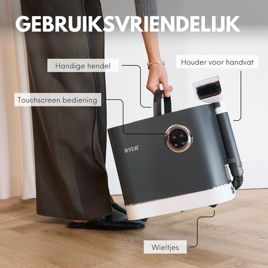 Hand draagt grijze RYER stoomreiniger met 'Handige hendel', 'Touchscreen bediening' en 'Houder voor handvat', 'Wieltjes' onderaan.