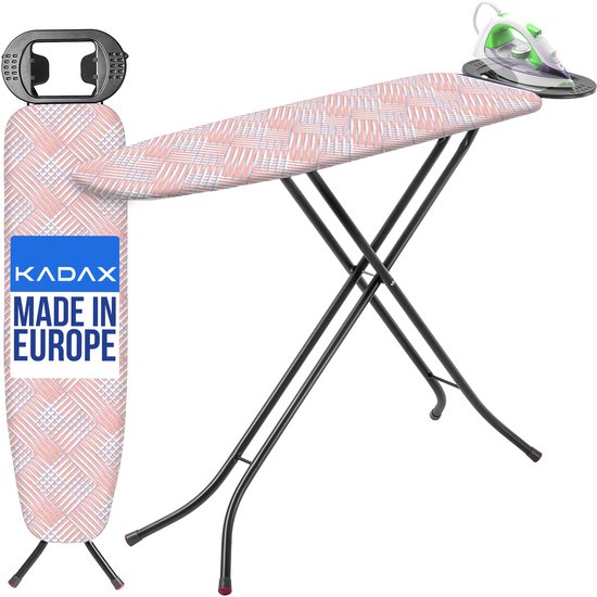 Planche à repasser avec housse rayée couleur saumon, la version pliée avec le logo 'KADAX MADE IN EUROPE' et un fer à repasser dessus.