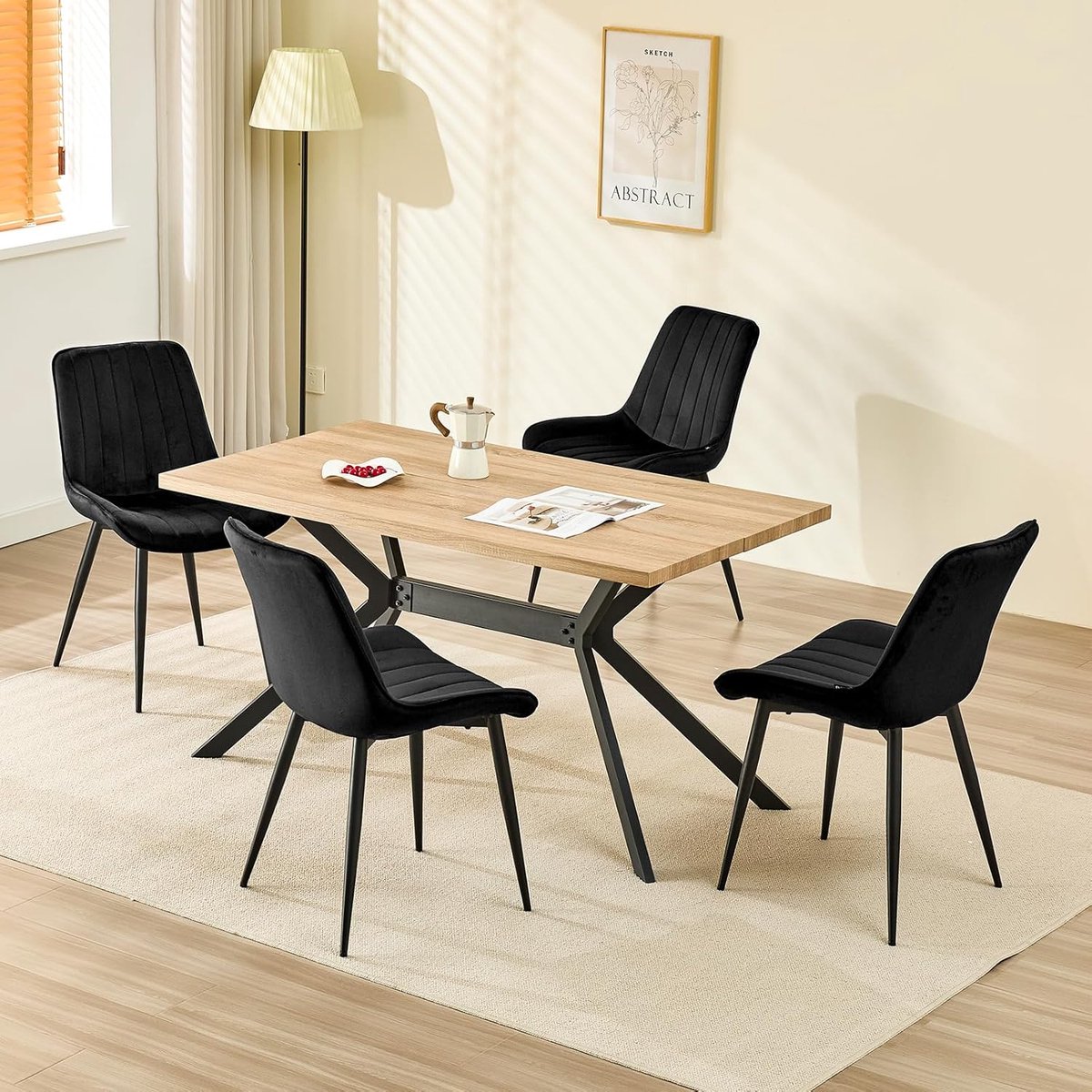 Eettafel Set van Hout met 4 Fluwelen Stoelen – HomeByNicole® Moderne Eetkamerset 140x80x76 cm – Duurzame Rechthoekige Eettafel Licht Hout – Zwarte Velvet Stoelen – Eetkamertafel voor Keuken, Woonkamer & Eetkamer