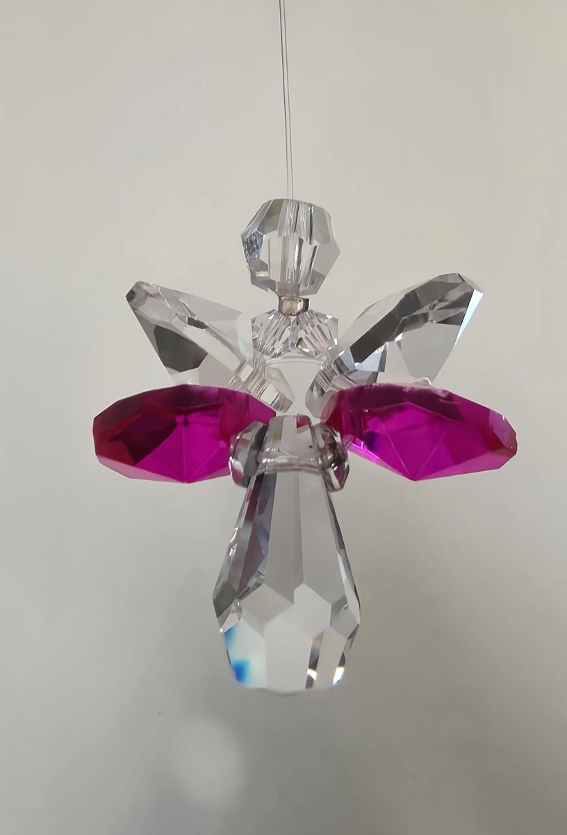 Geluksengel Fuchsia Raamhanger, gemaakt met o.a. Swarovski Kristallen (32% volloodkristal) Suncatcher, Beschermengel, Engel, Engeltje, Kristal, Kerstengel, Kerst, Kerstdecoratie, Raamdecoratie, Cadeau, Hanger, Decoratie, Raamkristal, Kerst-pakket.