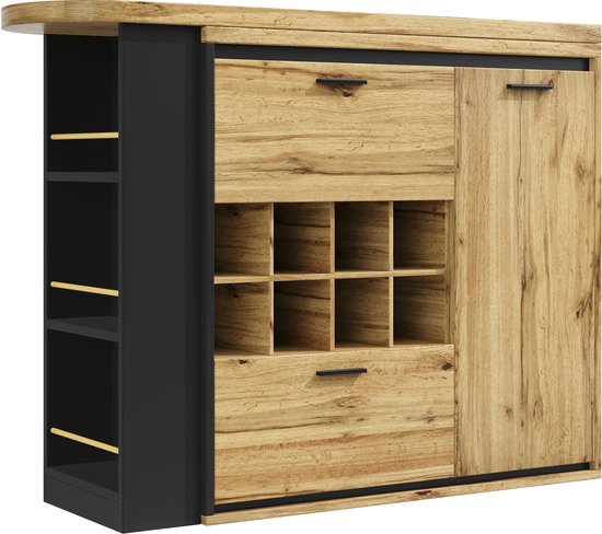 Zwarte en houten keukenkast met deuropening aan de rechterkant, lades en vakken voor wijnflessen.