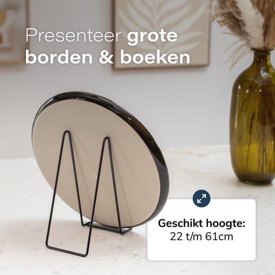 Een grote, donkere schaal op een zwarte displaystandaard.