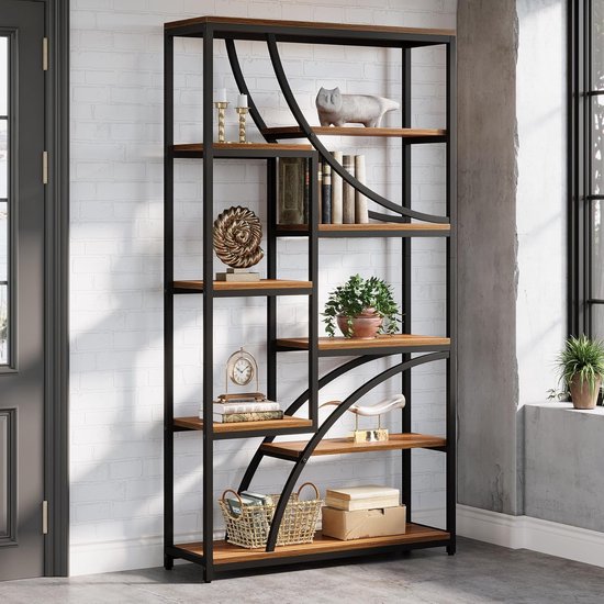 Bruine en zwarte open boekenkast met decoraties zoals een katbeeldje en planten.