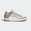 Lage adidas sneaker in wit met taupe accenten en drie strepen.