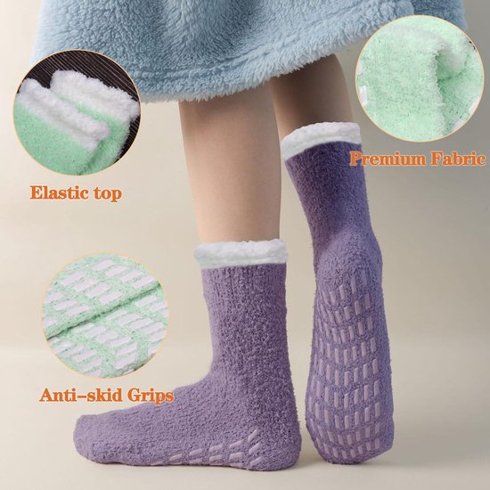 Paarse pantoffelsokken met witte pluche boord en antislip zool. Inzet toont blauwe sok met witte boord en groene sok met witte boord.