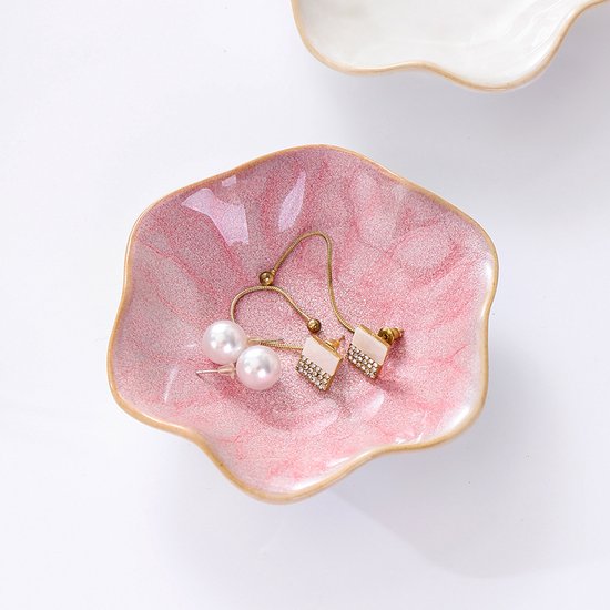 Roze keramische schaal met marmerpatroon, met parelmoer oorbellen en vierkante oorbellen met strass.