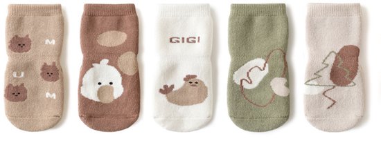 Vijf paar babysokjes met diverse cartoonprints: beren, eendje, kip, en natuurmotieven. In kleuren beige, bruin, wit en groen.