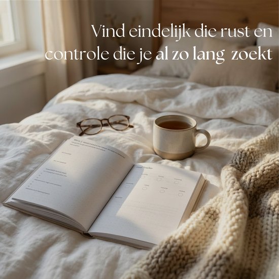 Een open dagboek ligt op een wit dekbed naast een bril en een kop thee. Tekst: 'Vind eindelijk die rust en controle die je al zo lang zoekt.'