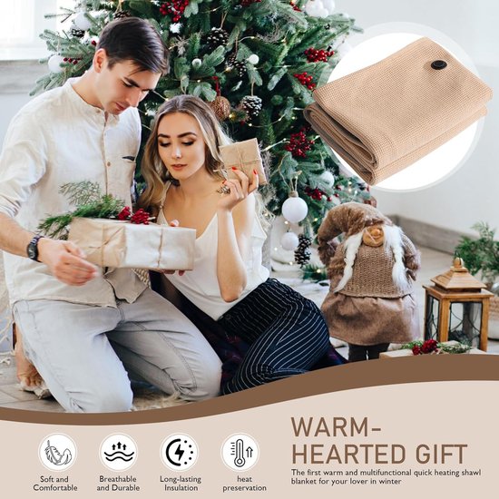 Een stel pakt cadeaus uit voor Kerstmis, met een beige elektrische deken met knopen op de achtergrond.