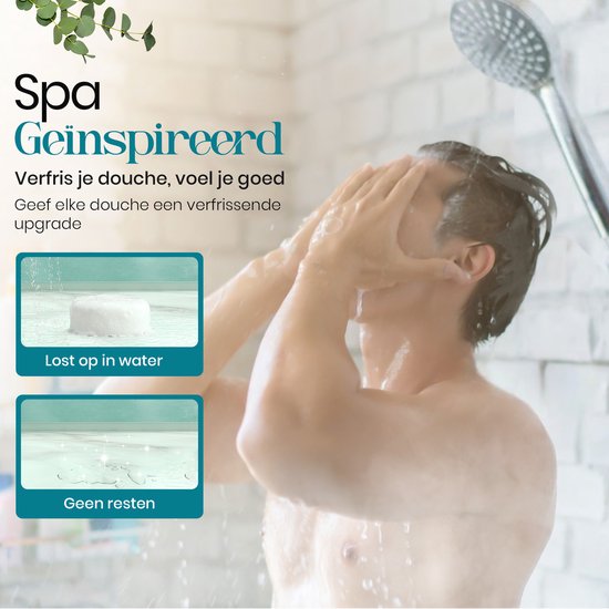 Man staat onder de douche, met zijn handen op zijn gezicht. Twee kleine afbeeldingen tonen een tablet in water en geen resten.