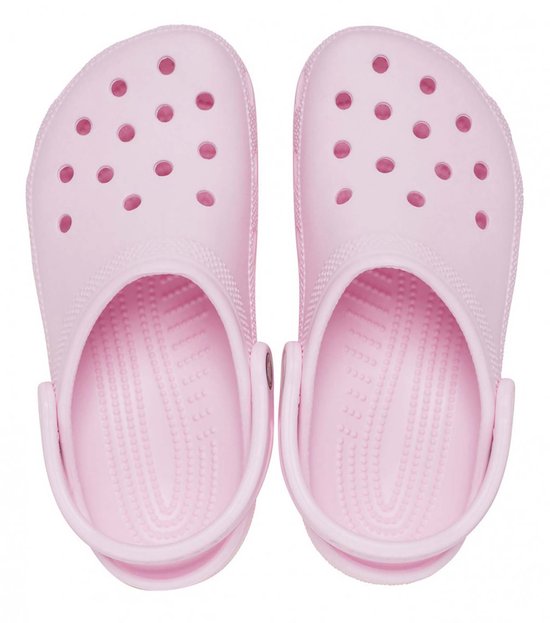 Bovenkant van twee lichtroze Crocs Classic instappers met perforaties.