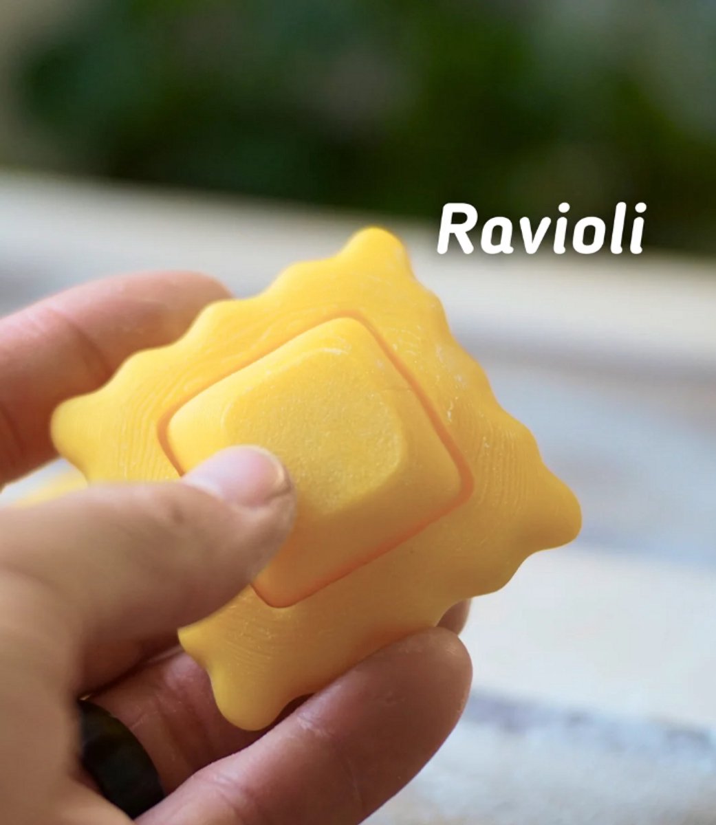 Ravioli Pasta Clicker 3D Print - Vera's Arts & Dice - Ravioli Pressy Pasta Clicker - Speelgoed - Fidget Toys - Fidget Clickers - Pasta Figuur - Verzamelobject - Geel