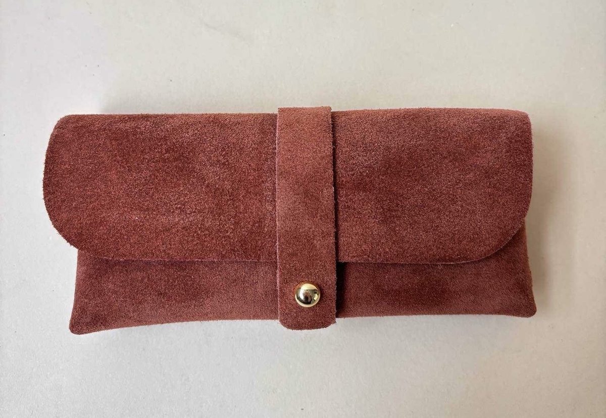 Zonnebrilhoes | Brique | Suede | Echt leer | 16 x 8 cm | Brillen Koker | Accessoire | Zonnebril | Modern | Hip | Trendy | Bril Hoes | Fashion | Trending | Gadget | Brillenkoker | Zon | Lente | Zomer | Accessoires | Dames | Heren | Kinderen | Unisex