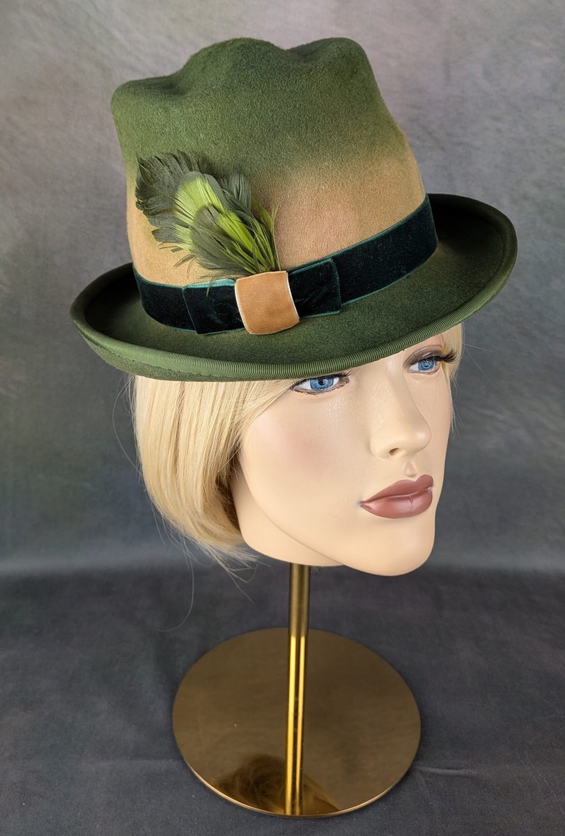 Creaciones Hoeden Collectie – Vilten Hoed – Merinowol groen – Zwanenveren – Maat M – Handgemaakt en Uniek
