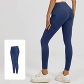 Donkerblauwe, nauwsluitende sportbroek met zijzak en hoge taille, gedragen door een model op sneakers.