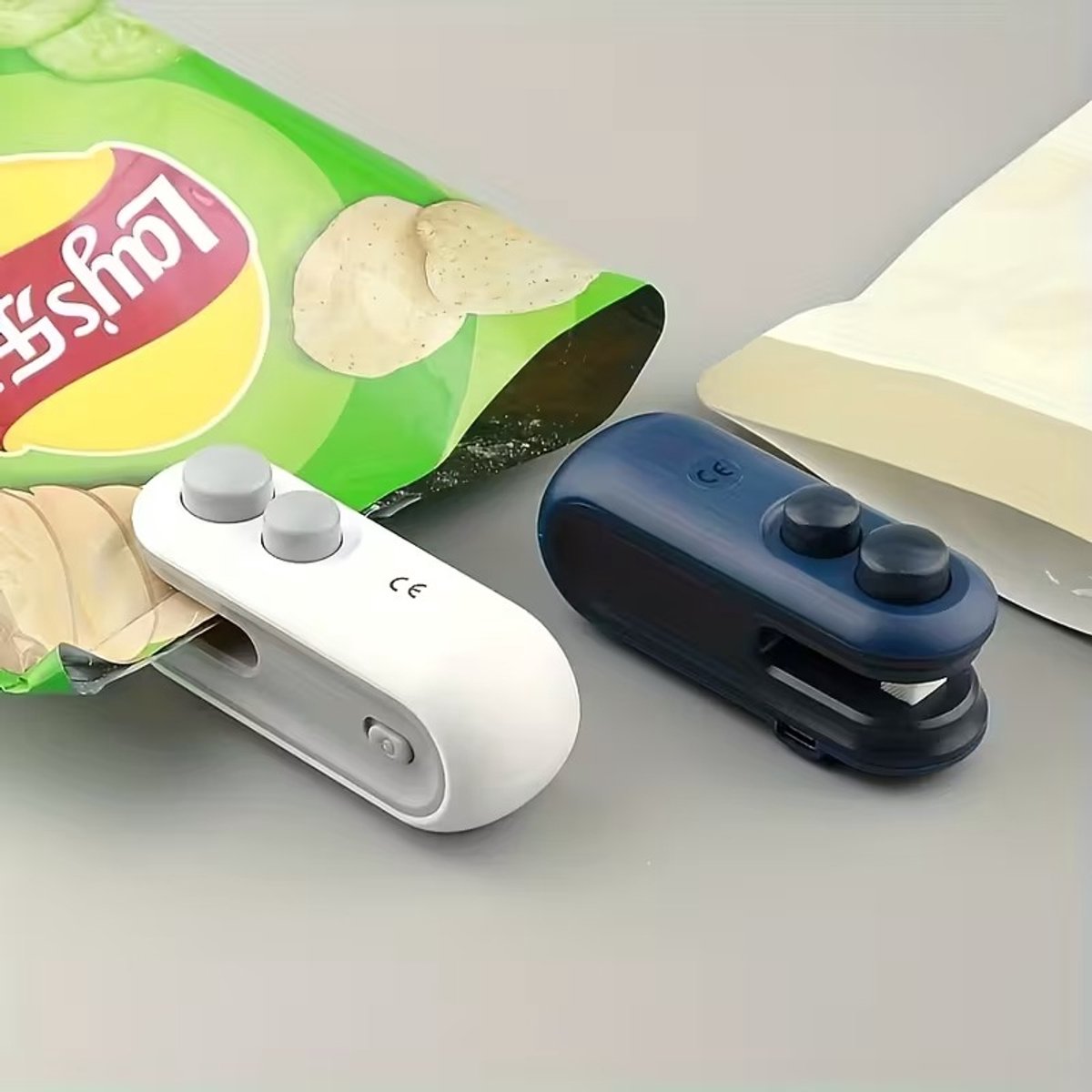 Oplaadbare Mini Heat Sealer met Snijmes + 1 Oplaadkabel - Luchtdicht Zakjes Afdichten & Afsluiten - Geschikt voor Thuis, Picknick. Uitje, Reizen, Voedsel, Snacks
